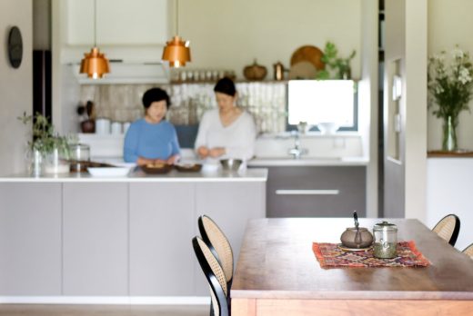 ダイニングテーブルから見た、親子で料理を楽しむキッチン風景。家族が集まりやすい開放的なLDK。