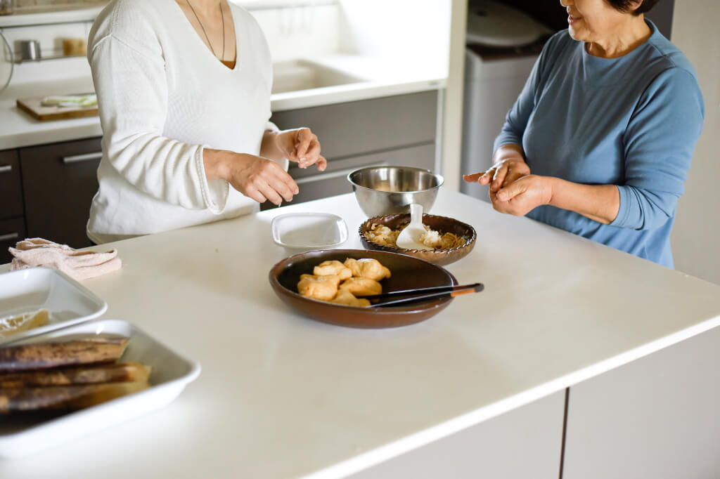 家族でいなり寿司を作る様子。トクラスの広いカウンターが家族のコミュニケーションの場に。