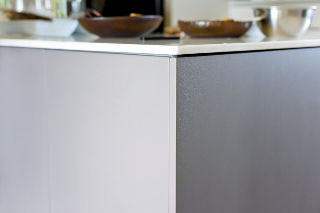 トクラスの塗装扉「ダークベージュ」の質感ディテール。高級感のあるマットな仕上げと丁寧なエッジ処理。