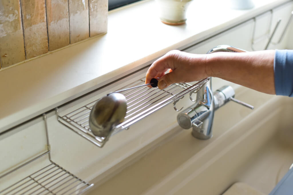 トクラス独自のハイバックカウンターとハンガーアイテム。お玉などの調理器具を浮かせて収納でき、水切りもスムーズ。