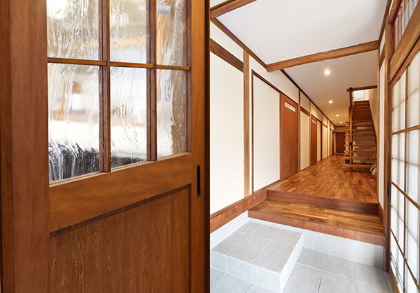 昔ながらの長い廊下と木材を活かした住み継がれる家の和モダンな玄関ホール