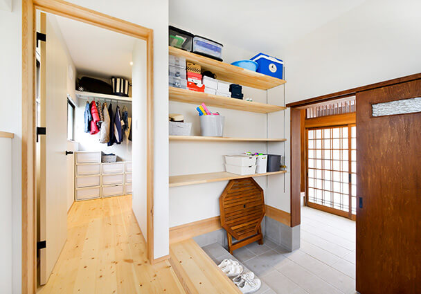 面影を残した玄関と、アウトドア用品も収納できる大容量のウォークインクローゼット