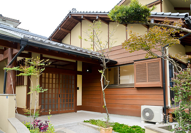 和風の面影を大切にした外観。住み継ぐ家の落ち着いた色合いのファサード