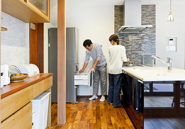 和モダンなタイルと木製カウンター。夫婦で並んで調理できる広々としたキッチン