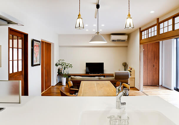 キッチンからリビングダイニングを見渡す。住み継がれる家の明るく広々としたLDK