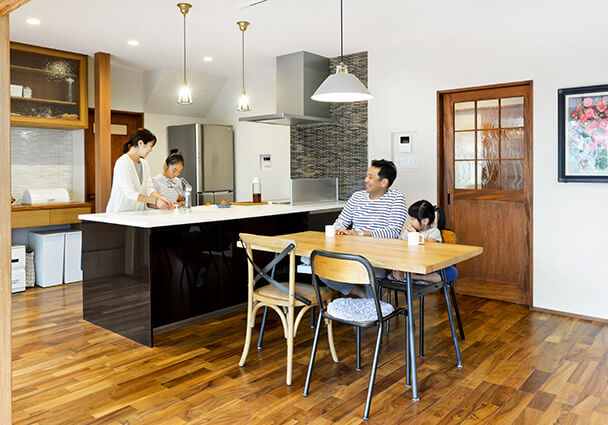 祖父母の家の面影を残す和モダン空間。家族4人が集うペニンシュラキッチンとダイニング