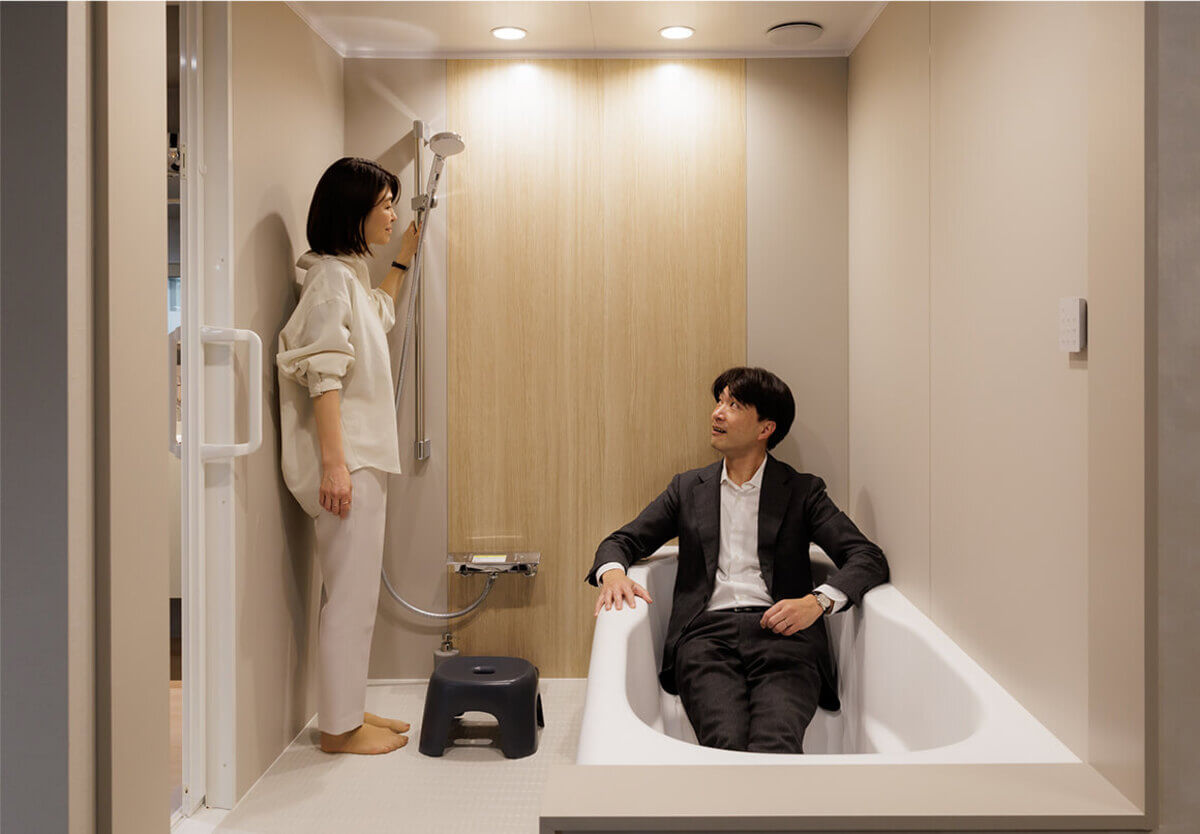 トクラスのショールームで実際のバスタブの広さや質感を体感する男女の様子