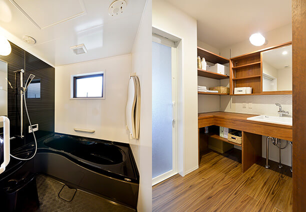 和の温もりを感じさせる木製収納と、モダンで清潔感のある黒いバスタブの浴室