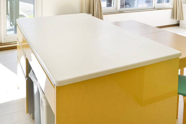 パンこね台として最適な、広くてフラットなアイランドキッチン天板のアップ。週末のパン作りに理想的な作業台。