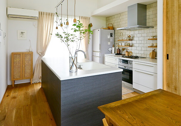 自宅パン教室にも最適な、明るく開放的なカフェ風アイランドキッチンの全景。