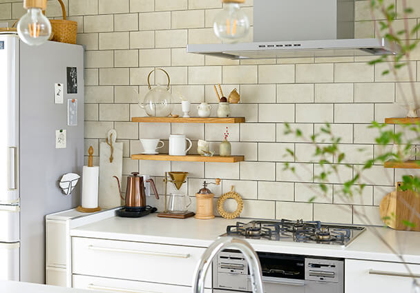 自宅パン教室の夢を叶える、カフェ風サブウェイタイルと木のオープンシェルフがあるキッチン。