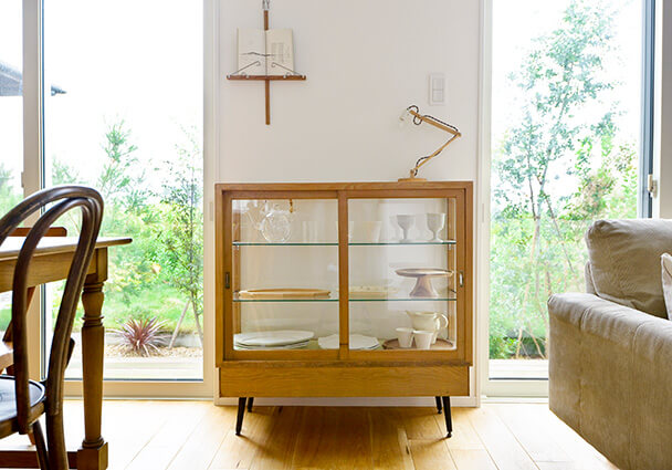 自宅パン教室のお客様を迎える、アンティーク風のガラスキャビネット。
