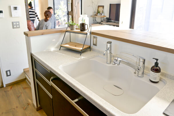 清潔感のある白い人工大理石のキッチンシンクとカウンター