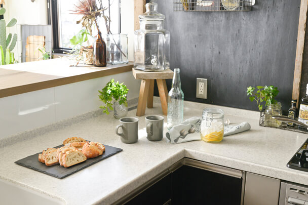 ヴィンテージの小物で飾られたキッチンの作業スペースとパン