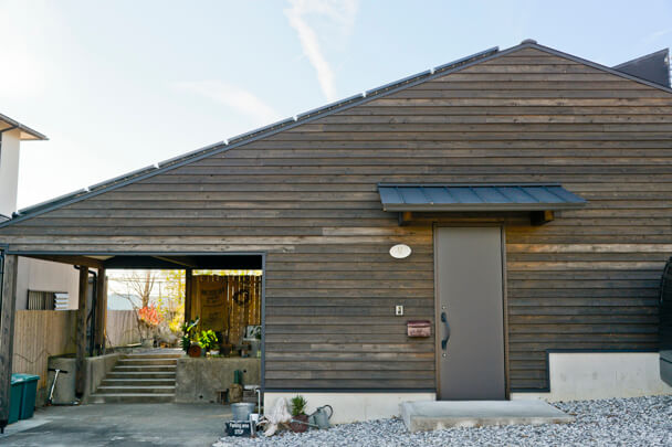 濃い木材の外壁がヴィンテージ感を出すDIYの家外観