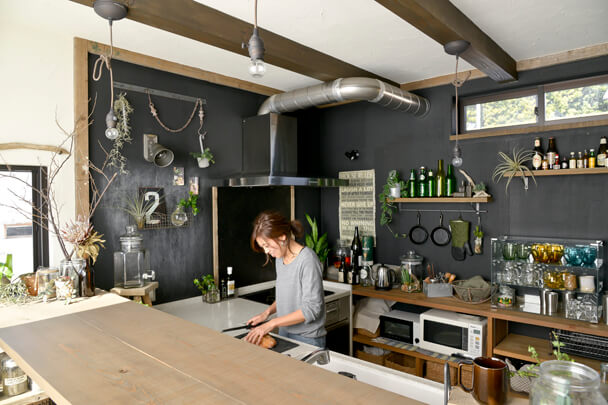 黒板塗装と木製棚がヴィンテージな雰囲気のDIYキッチンインテリア