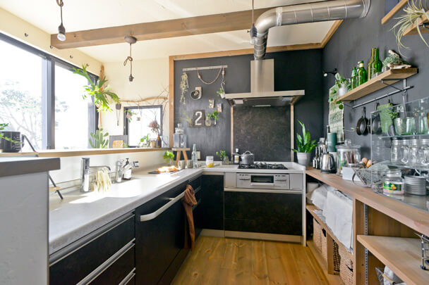 黒壁と木材で統一されたヴィンテージスタイルのDIYキッチン全体像