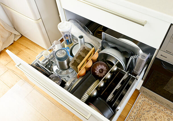 趣味のパン作りや製菓の道具がすぐに取り出せる、分類された引き出し収納。