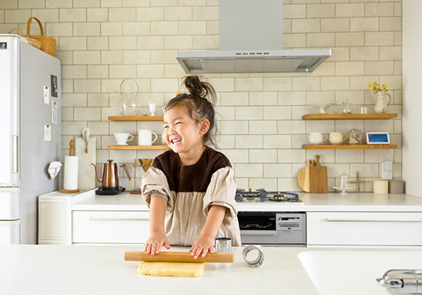 親子で楽しむ自宅パン作り。パン教室の夢に繋がるクッキング風景。