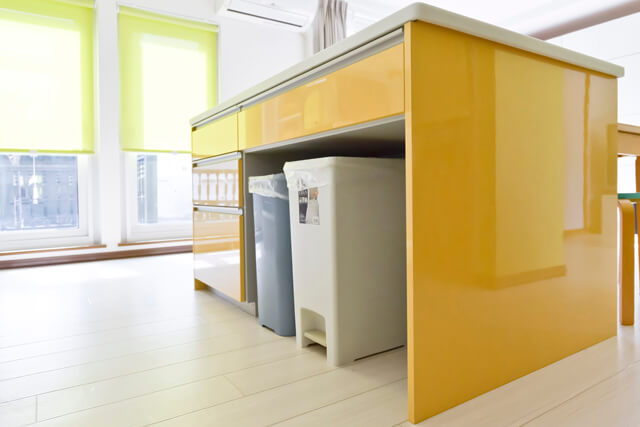 パンこね台のあるアイランドキッチンの下部。ゴミ箱スペースも確保した、作業効率を考えたキッチンの詳細。