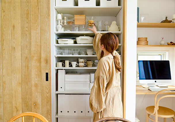 カフェの雰囲気を壊さない、生活感を抑えたすっきりとした食器棚収納。