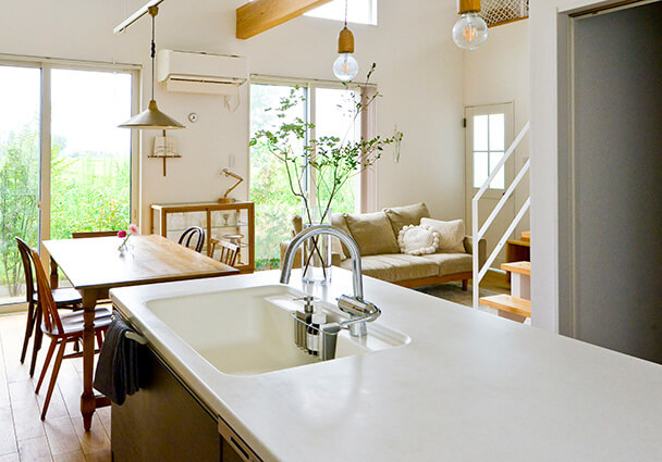 カフェのような雰囲気のダイニングと一体化したLDK。