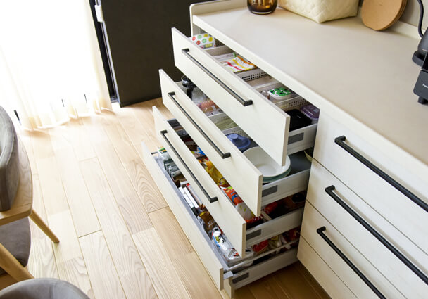 2列型キッチンの深型引き出し収納。食品や食器が整理された大容量収納。