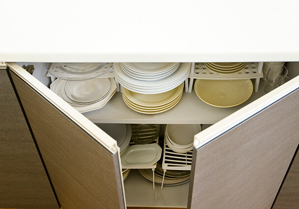 パン作りの作業効率を上げる、機能的な食器の引き出し収納。