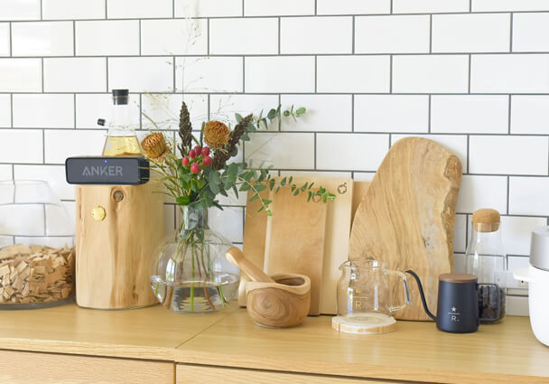 木製カウンターに飾られたナチュラルな雑貨とコーヒーグッズ、LDKの温かい雰囲気