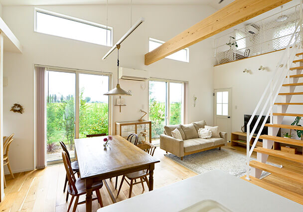 吹き抜けとロフトがある開放的なリビング空間。