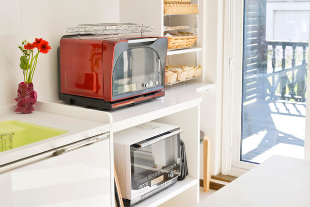 スタジオ風キッチンの家電収納。パン作りに使うトースターや、焼き菓子などを飾るための棚。