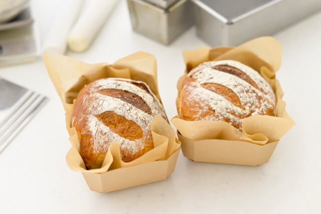 週末のパン作りで焼き上がったばかりのパン。パンこね台のあるスタジオ風キッチンでの豊かな暮らし。