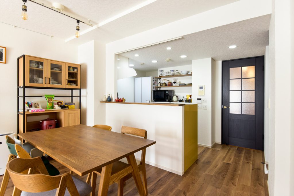 ダイニングから見たトクラスの黄色いキッチン。お気に入りの色と機能性にこだわったリノベーション事例。