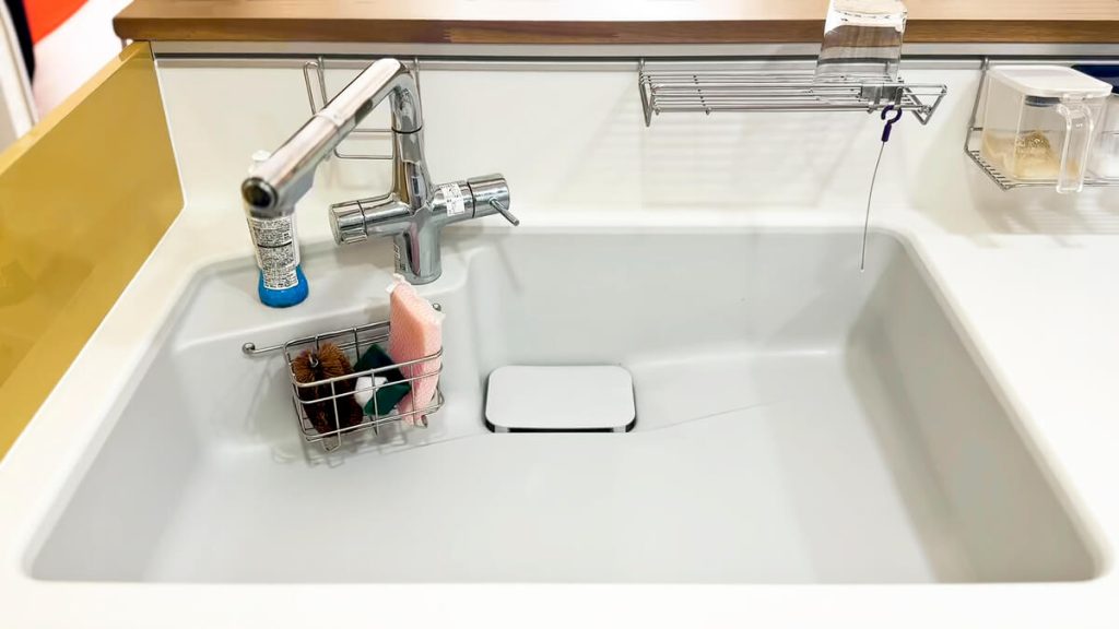 トクラスの「奥までシンク」。バックガードとシンクが継ぎ目なくつながり、掃除がしやすい一体成形の人造大理石。