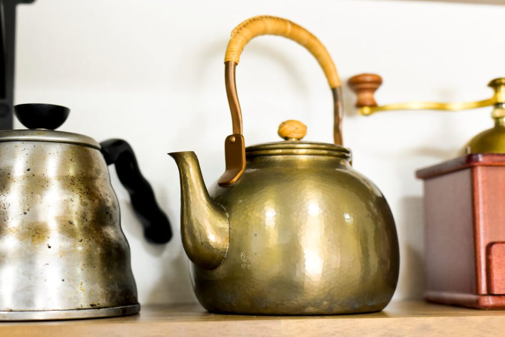 キッチンに置かれた趣あるやかん。一生愛せるものとして選ばれたこだわりの暮らし道具。