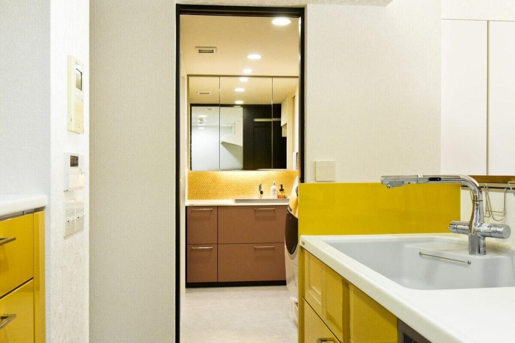 トクラスの洗面台「Noare（ノーレ）」を採用した、テラコッタカラーの扉とイエロータイルが特徴的な洗面室。