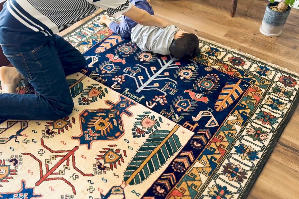 リビングに敷かれた青いギャッベ。一生愛せるものとして選ばれたこだわりのインテリア。