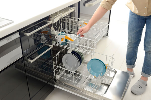 シンプルモダンな暮らしに欠かせない、食器を片付けるビルトイン食洗機