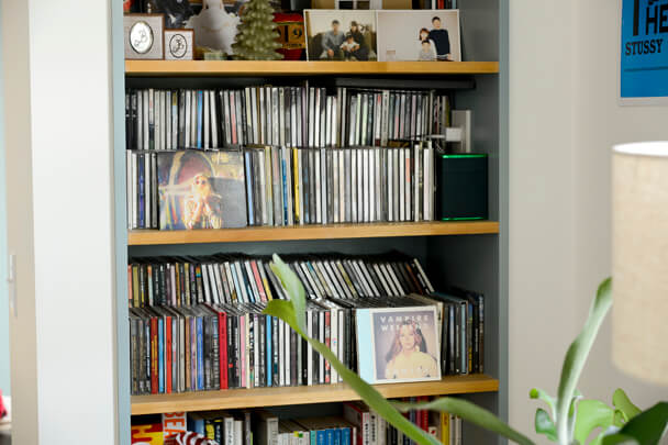 音楽を楽しむ暮らしを象徴する、メンズライクなCDとレコードの収納棚
