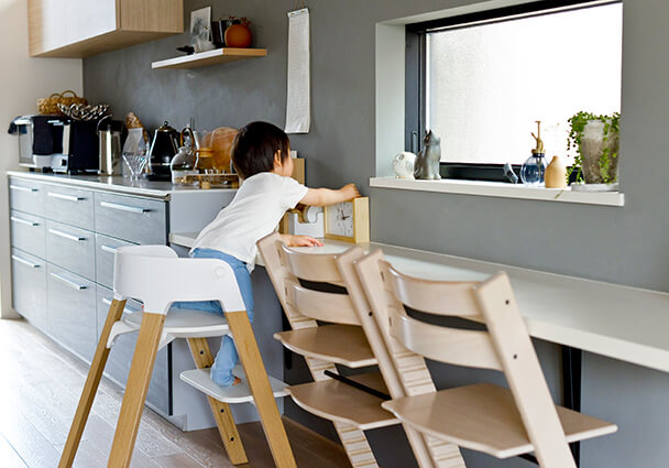 子育てに役立つカフェカウンターと、北欧のベビーチェア