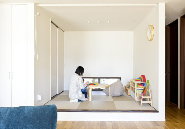 家族と過ごす時間を楽しむ。リビング横の小上がり和室(畳スペース)と子どもの遊び場。