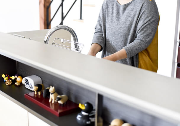 LDKを落ち着いた雰囲気に保つ、カウンターのすっきりとしたディスプレイ。