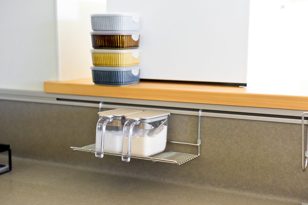 和モダンなキッチンのカウンター。調味料や保存容器を整理して置ける収納ラック。