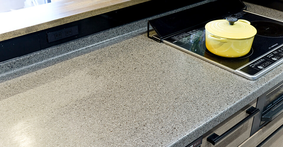 グレートーンのキッチンカウンターとIHクッキングヒーター
