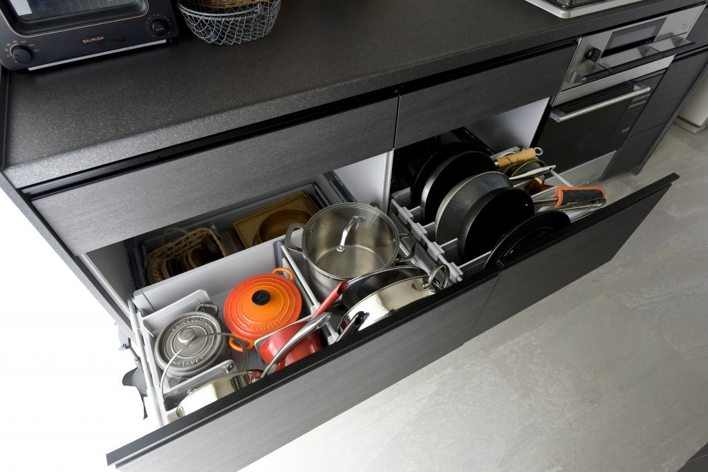 鍋や調理器具が整然と収納された引き出し内部。機能的なキッチン収納。