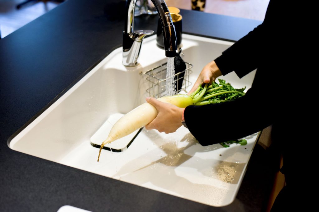 大型の食材も洗いやすい、使い勝手の良いキッチンシンク。耐久性が高くタイムレスな素材。