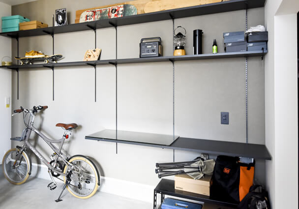 自転車や趣味の道具をすっきり見せる、土間収納の可動棚と収納アイデア。