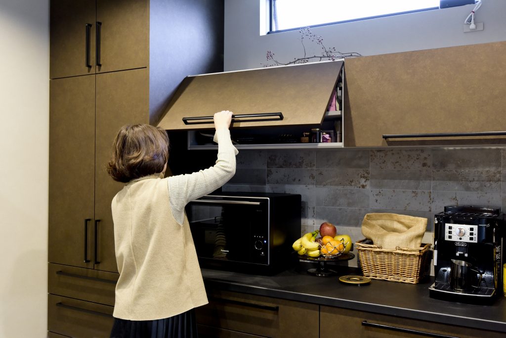 調理家電やストックを隠せる収納棚。親子世帯の物をまとめて収納し、生活感のないすっきりしたキッチンを実現。