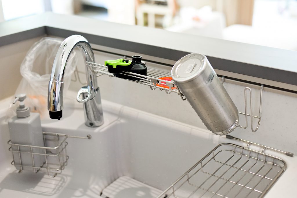 シンプルなLDKに合う、機能的なワイドシンク。水切りラックと洗剤ホルダーのクローズアップ。